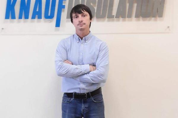Dmitrij Kalinin in front of the Knauf Insulation logo